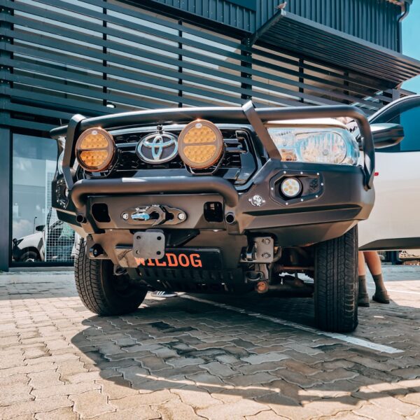 Dakar Hunter Front, Round Nudge, Spotlight Brackets, Black, with Front Tow Hitch - Toyota Hilux Dakar